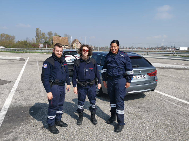 French customs agents are, apparently, a friendly bunch.